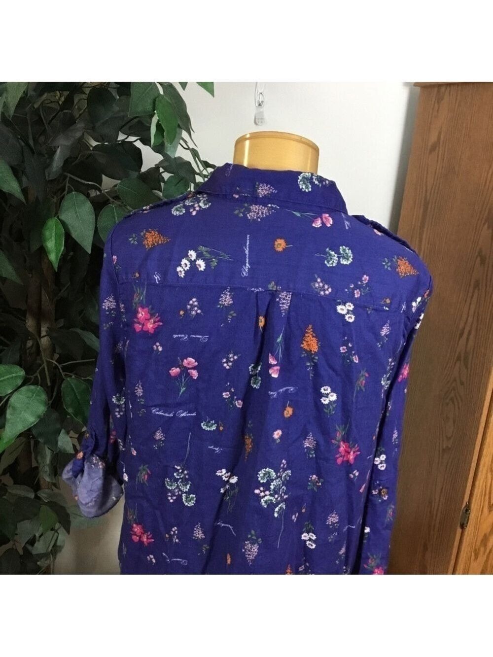 JACLYN Smith XL royal blue floral button down roll sleeve top - Picture 13 of 16